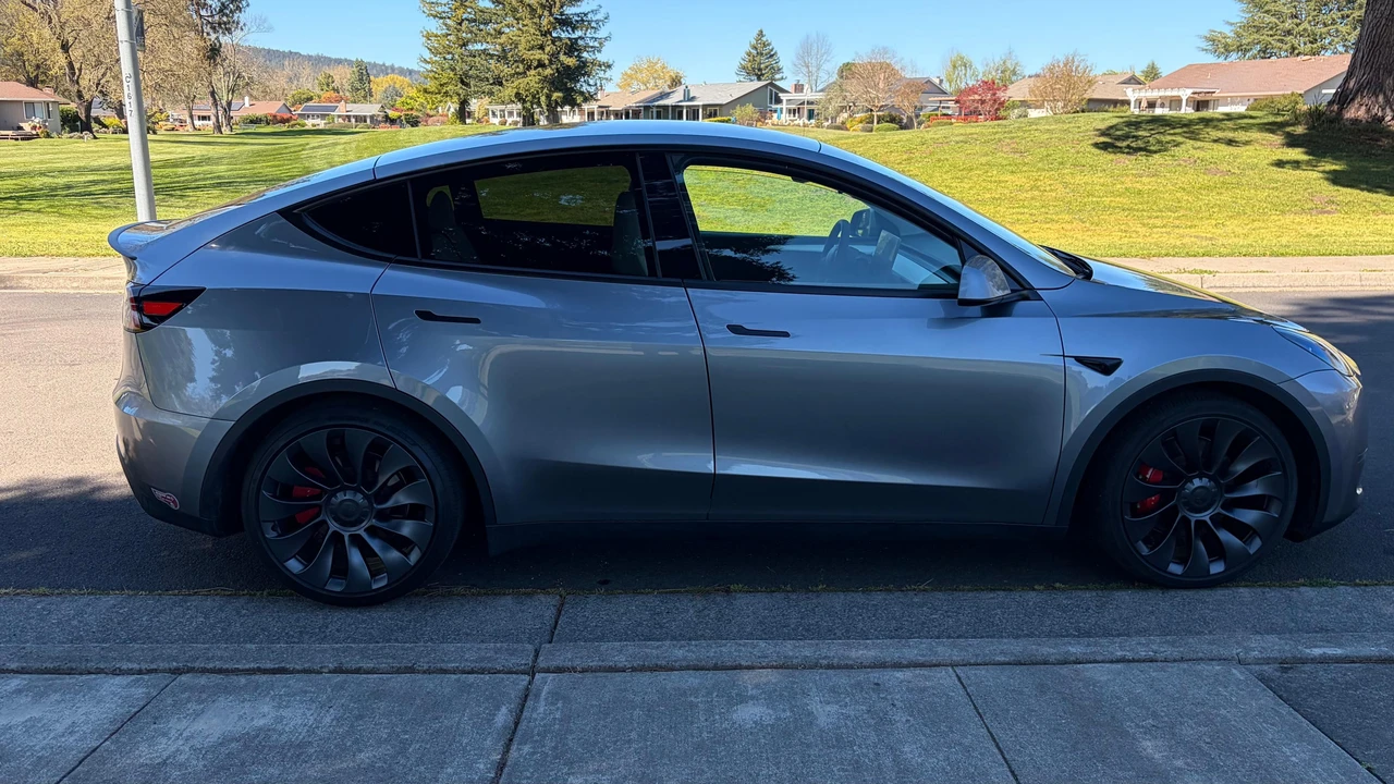 2024 Tesla Model Y Performance - Image 8 of 31