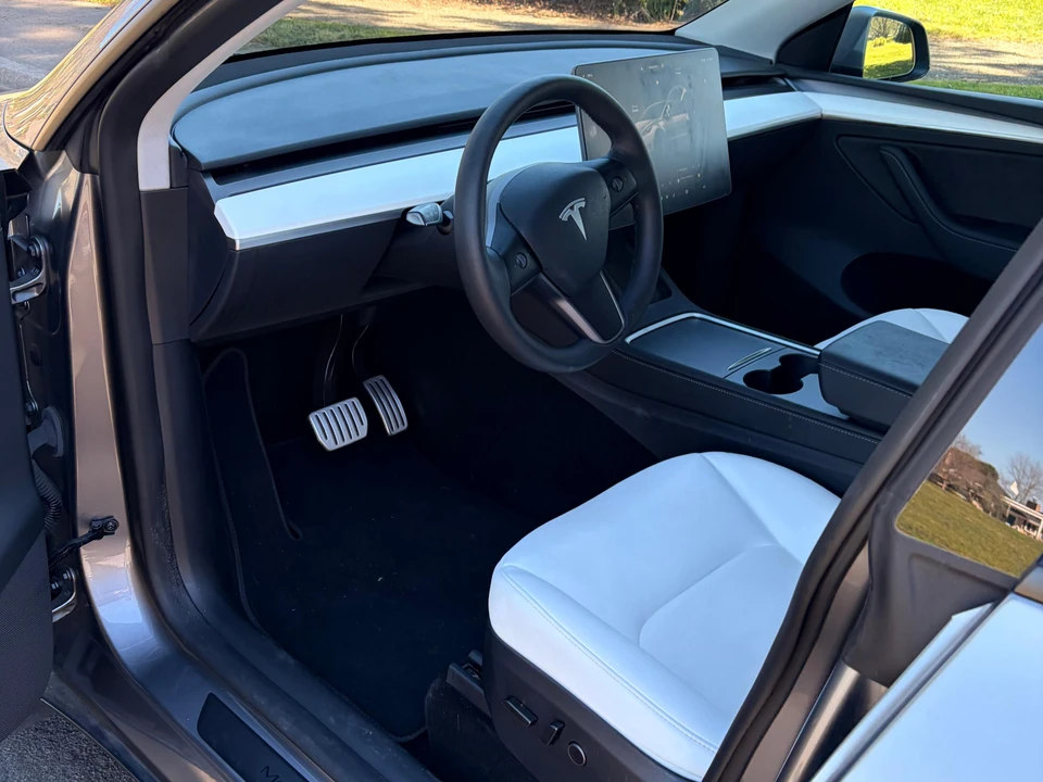 2024 Tesla Model Y Performance - Image 23 of 31