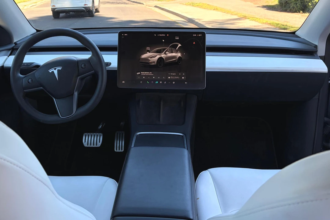 2024 Tesla Model Y Performance - Image 16 of 31