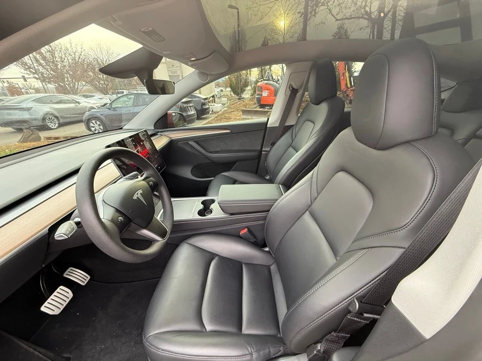 2024 Tesla Model Y Performance - Image 8 of 12