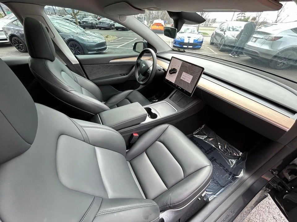 2024 Tesla Model Y Performance - Image 11 of 15