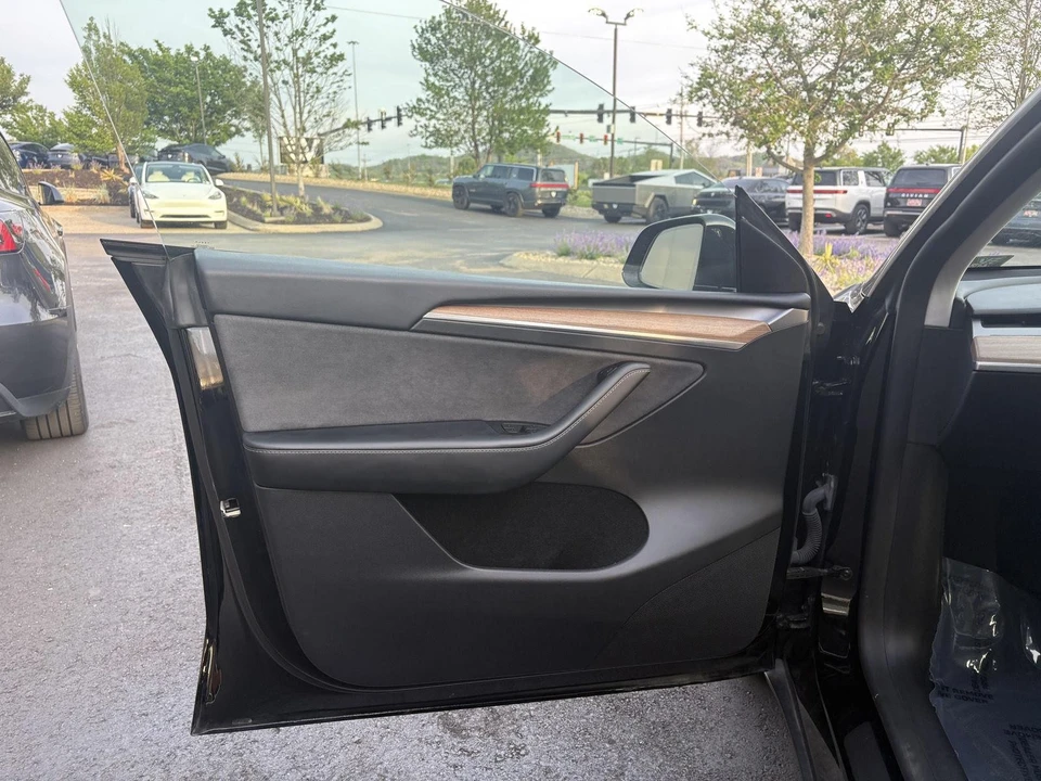 2024 Tesla Model Y Performance - Image 11 of 17