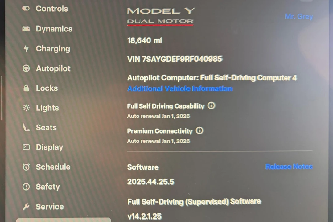 2024 Tesla Model Y Performance - Image 25 of 31
