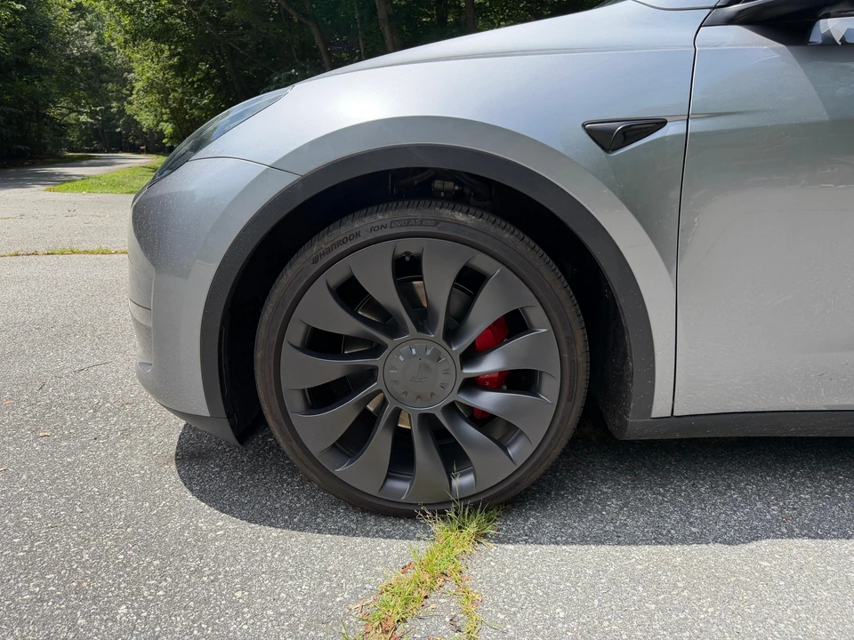 2024 Tesla Model Y Performance - Image 9 of 31