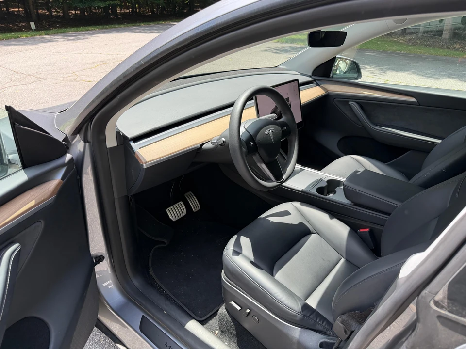 2024 Tesla Model Y Performance - Image 20 of 31