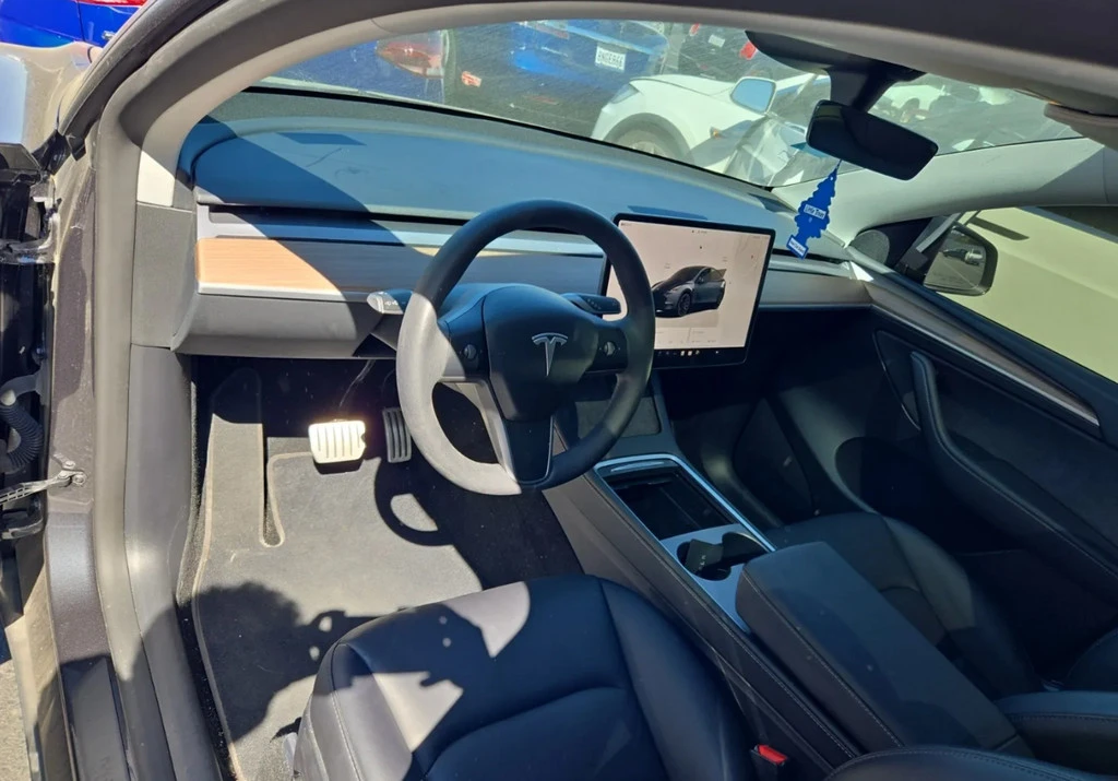 2024 Tesla Model Y Performance - Image 7 of 10