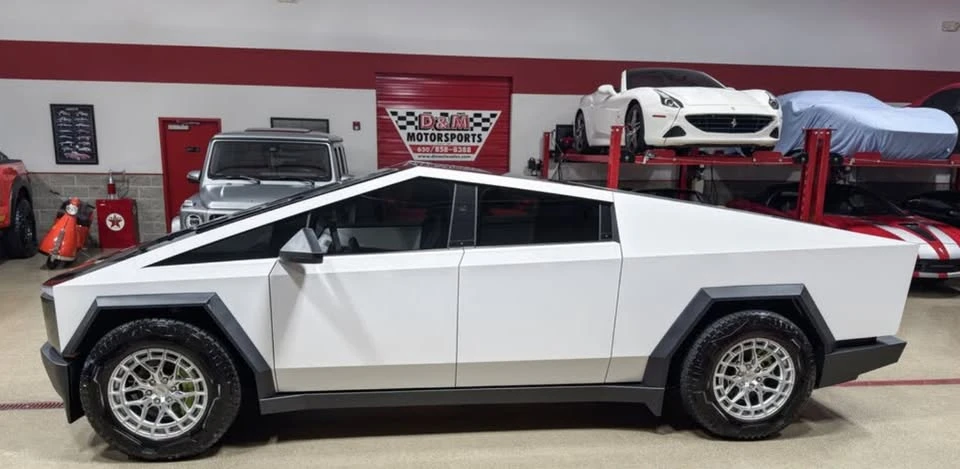 2024 Tesla Cybertruck - Image 2 of 15