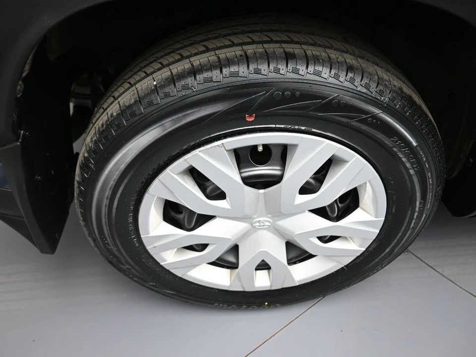2024 Toyota Corolla Cross - Image 12 of 21