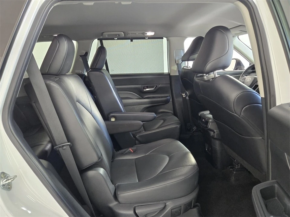 2024 Toyota Highlander - Image 15 of 21