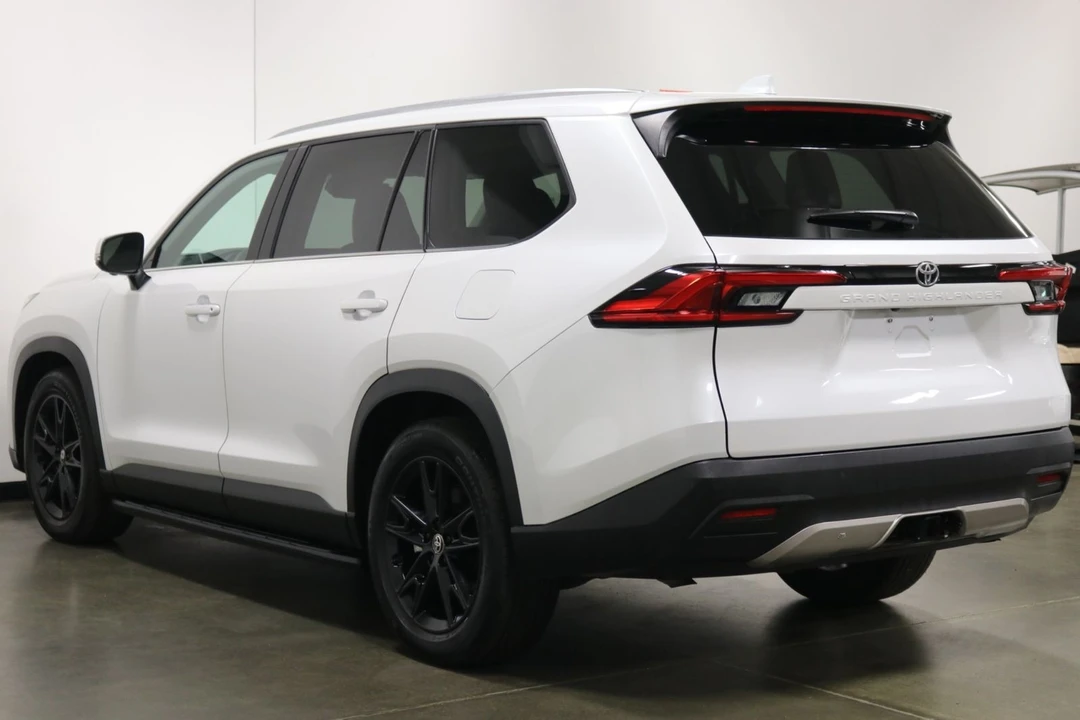 2024 Toyota Highlander - Image 7 of 12