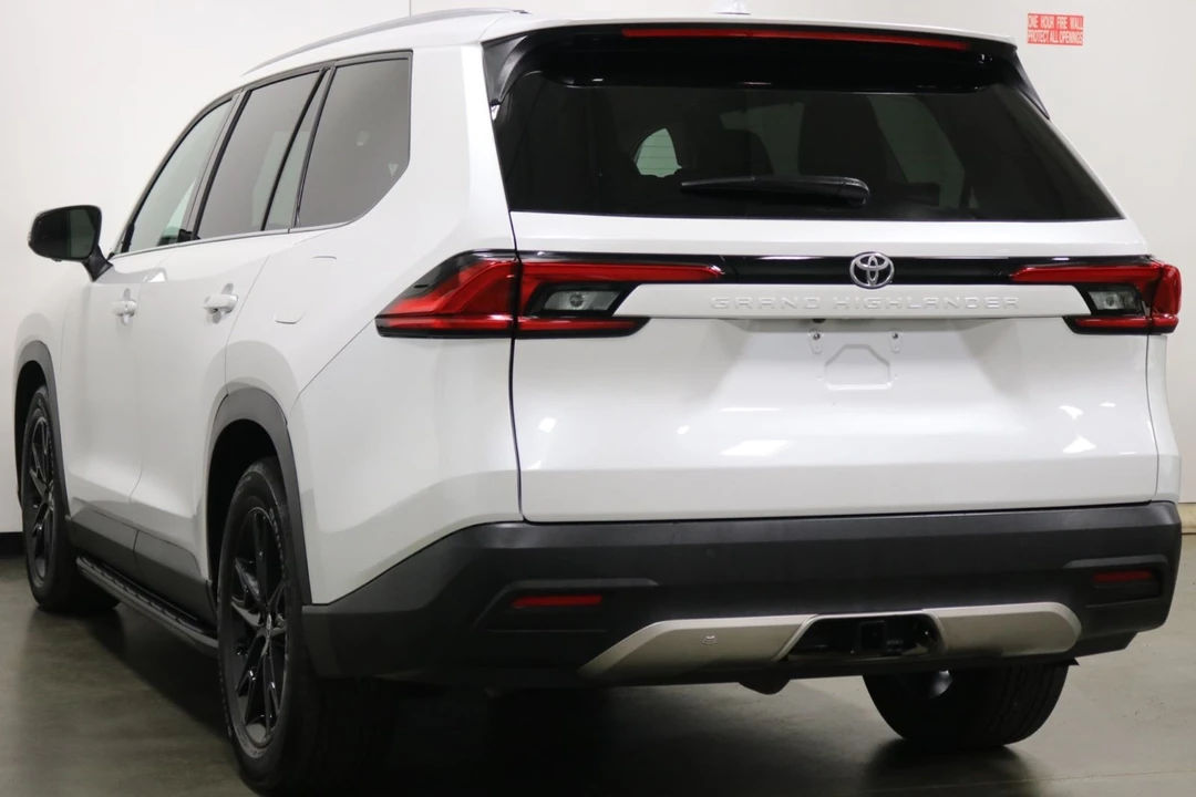 2024 Toyota Highlander - Image 8 of 12