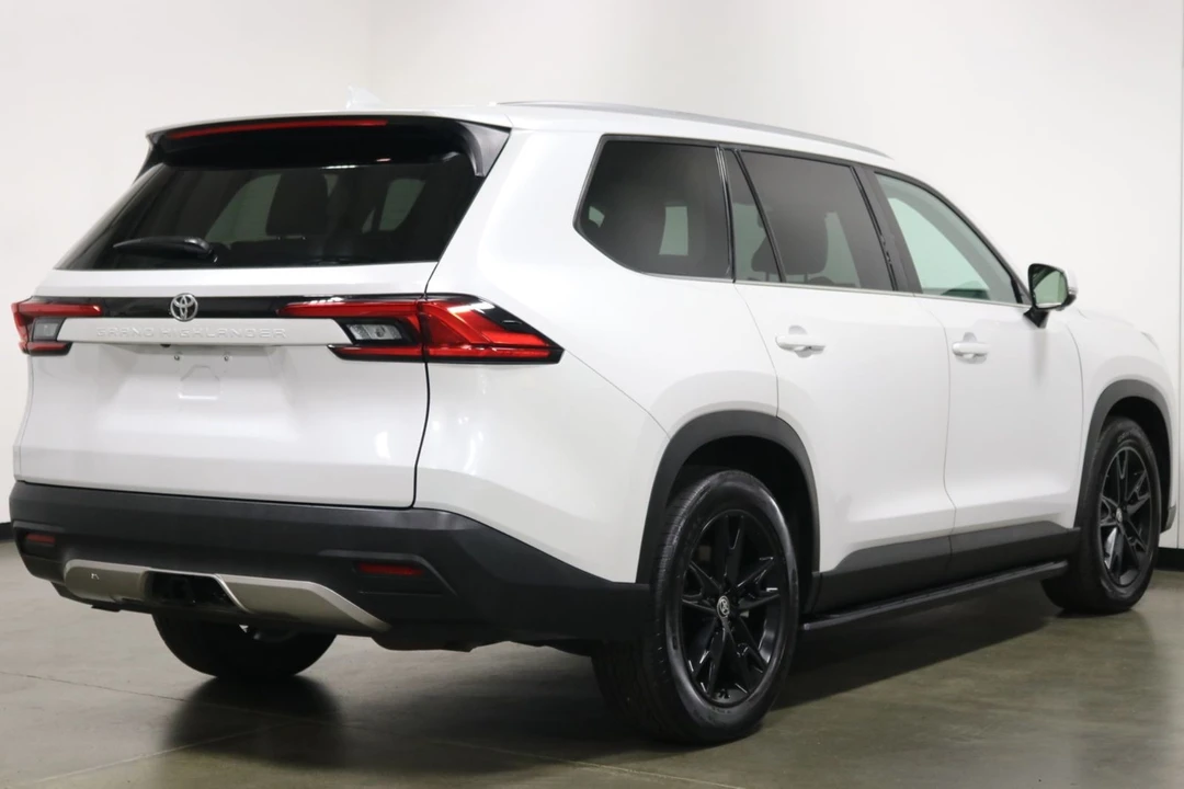 2024 Toyota Highlander - Image 10 of 12