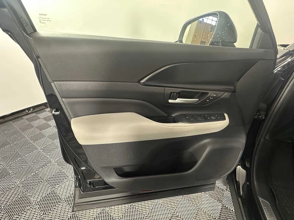 2024 Toyota Highlander - Image 16 of 31