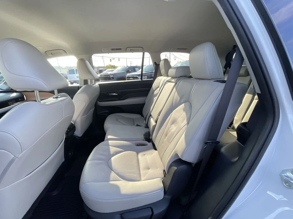2024 Toyota Highlander - Image 25 of 31