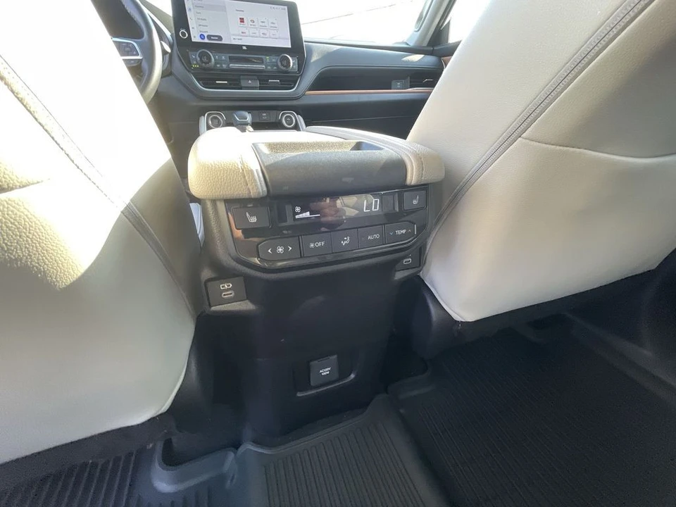 2024 Toyota Highlander - Image 21 of 31