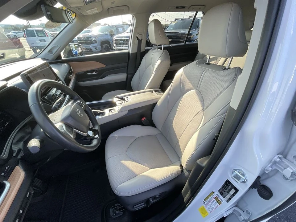 2024 Toyota Highlander - Image 19 of 31