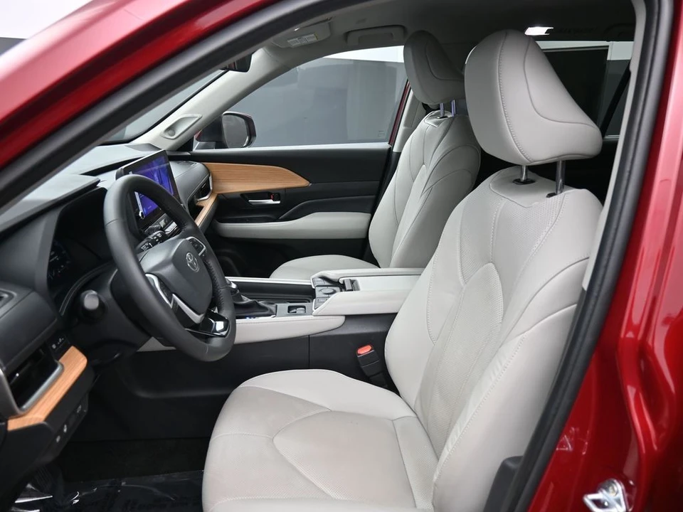 2024 Toyota Highlander - Image 18 of 21