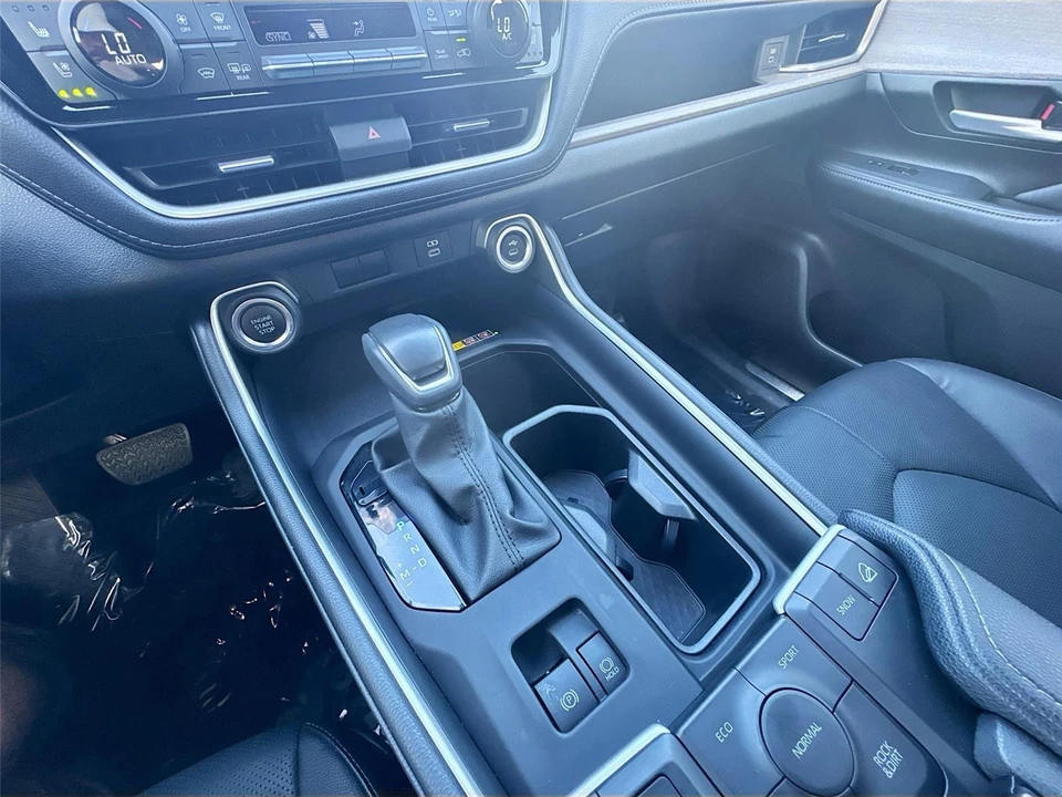 2024 Toyota Highlander - Image 17 of 21