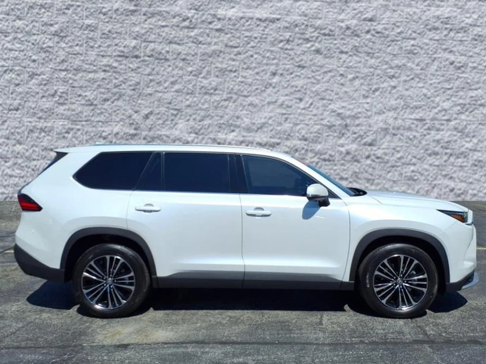 2024 Toyota Highlander - Image 2 of 12