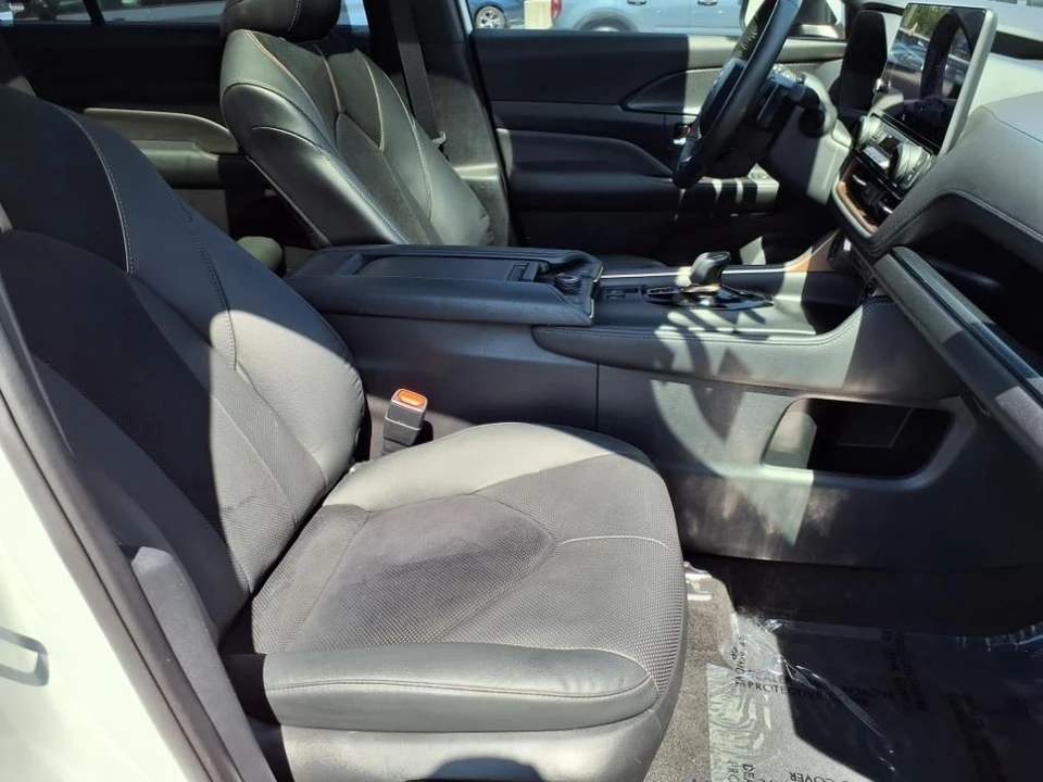 2024 Toyota Highlander - Image 15 of 21