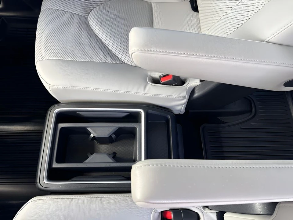 2024 Toyota Highlander - Image 15 of 31
