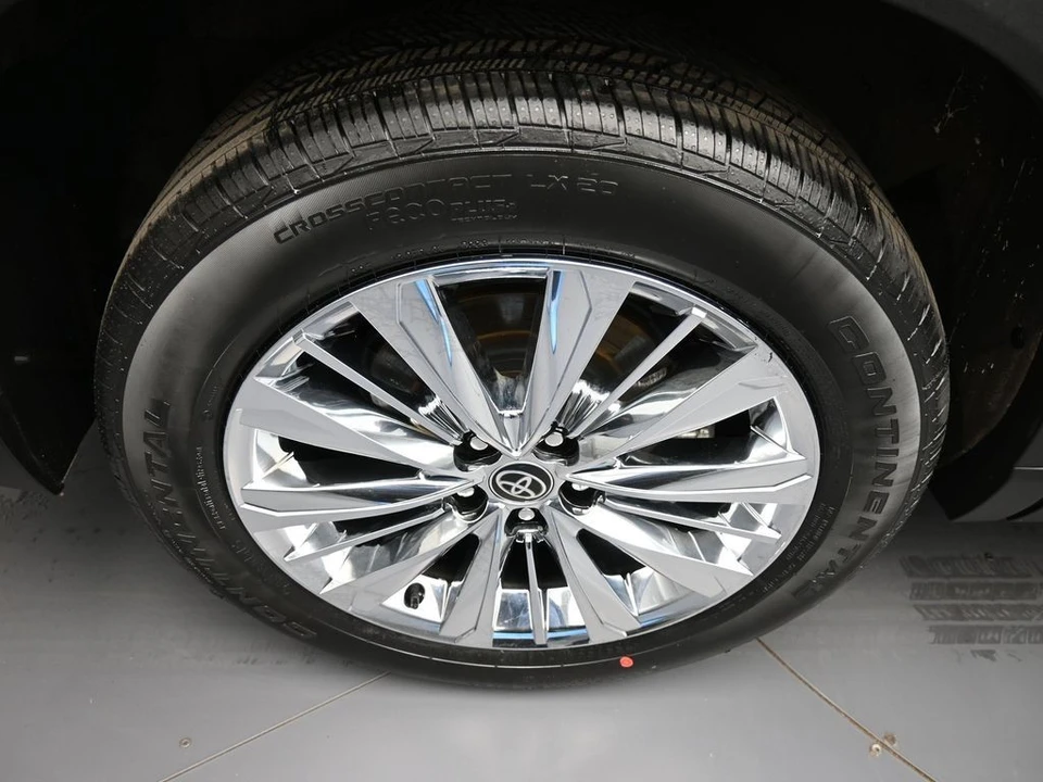 2024 Toyota Highlander - Image 12 of 31