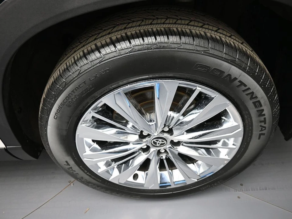 2024 Toyota Highlander - Image 15 of 31