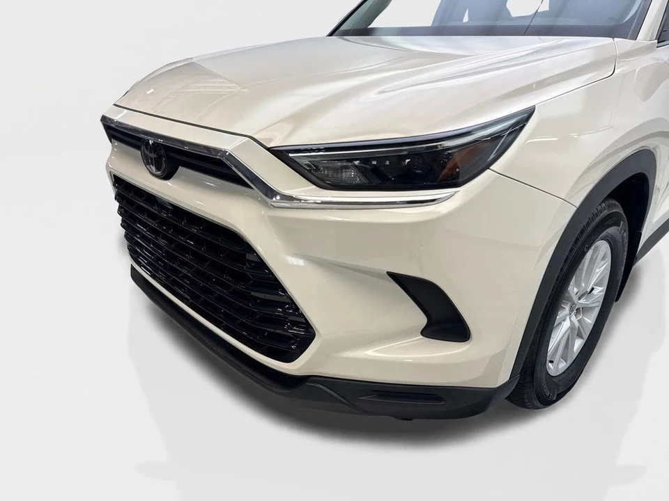 2024 Toyota Highlander - Image 16 of 31