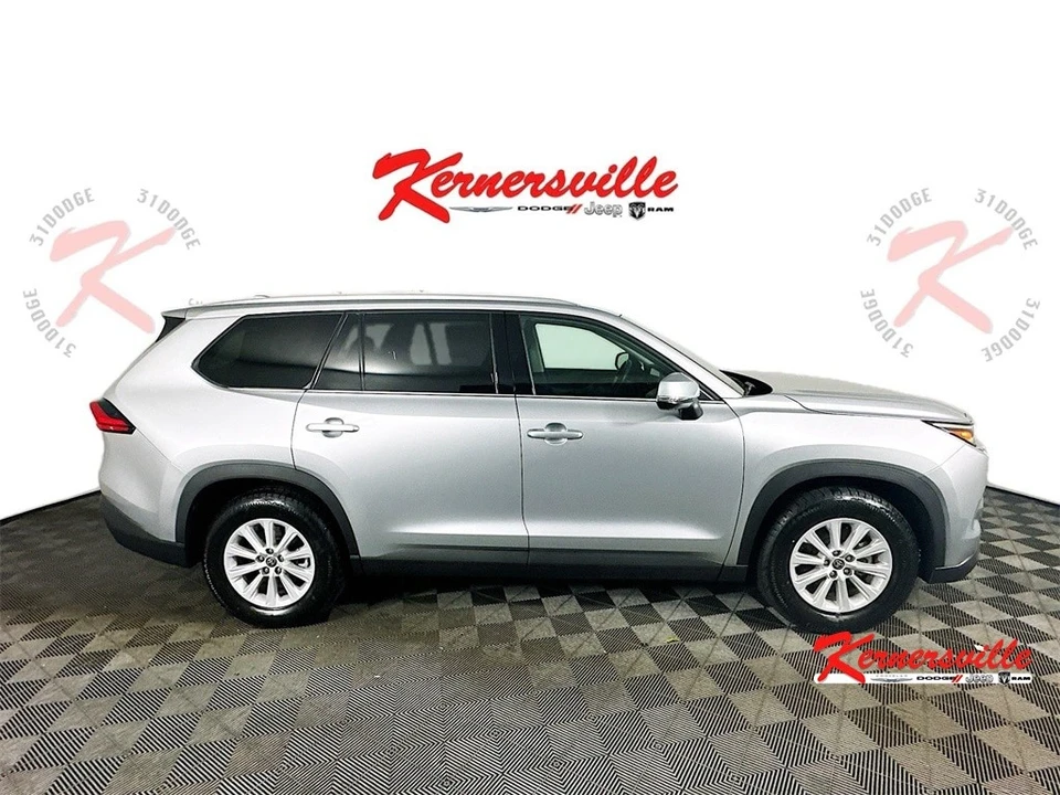 2024 Toyota Highlander - Image 8 of 12
