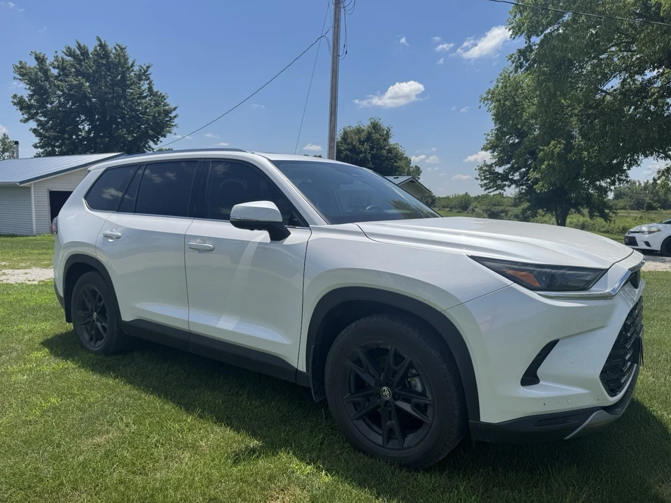 2024 Toyota Highlander - Image 3 of 10