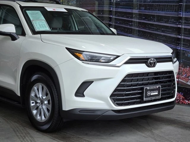 2024 Toyota Highlander - Image 2 of 12