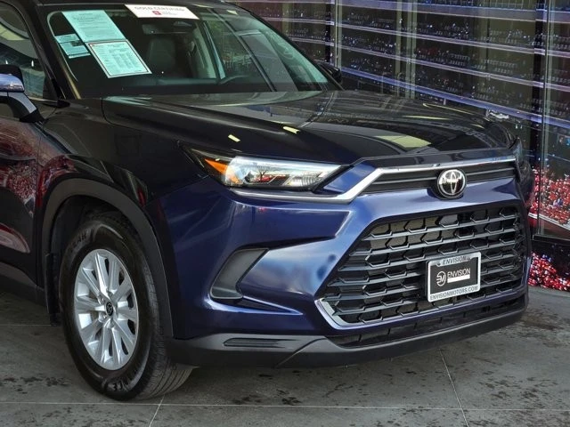 2024 Toyota Highlander - Image 2 of 12