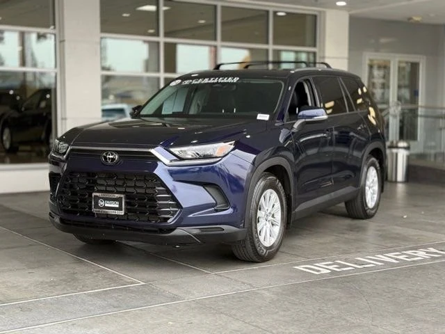 2024 Toyota Highlander - Image 2 of 12