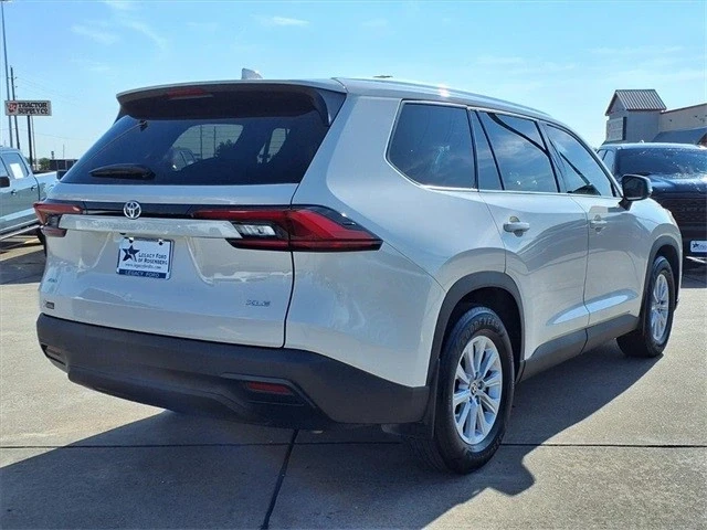 2024 Toyota Highlander - Image 2 of 21