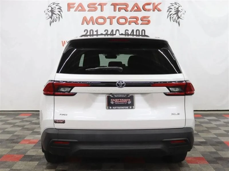 2024 Toyota Highlander - Image 5 of 12