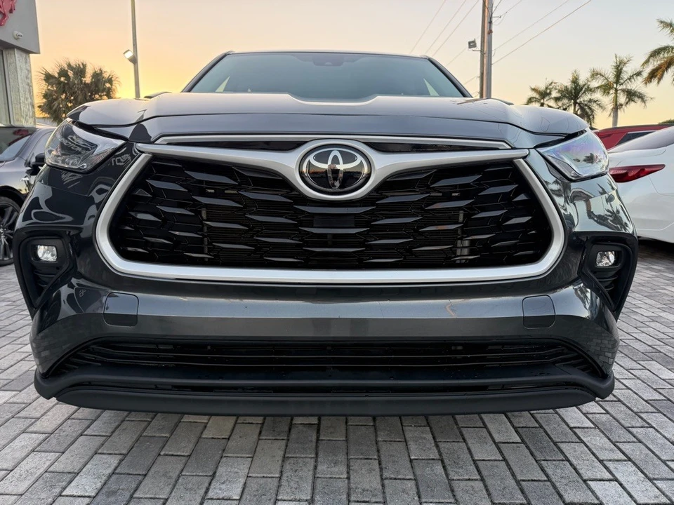 2024 Toyota Highlander - Image 2 of 21