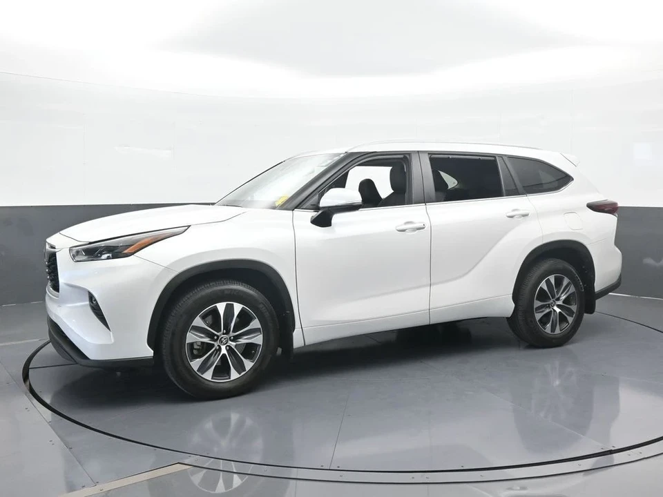 2024 Toyota Highlander - Image 2 of 12