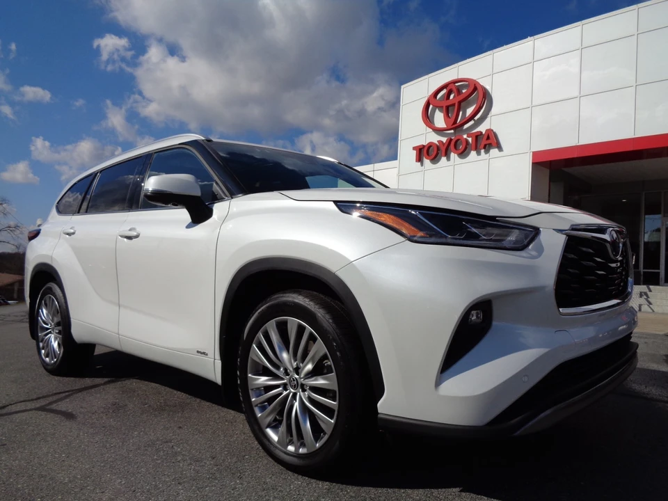 2024 Toyota Highlander - Image 2 of 21