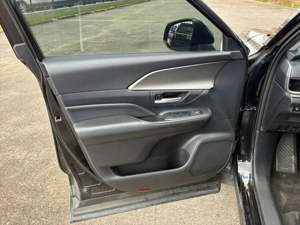 2024 Toyota Highlander - Image 20 of 31