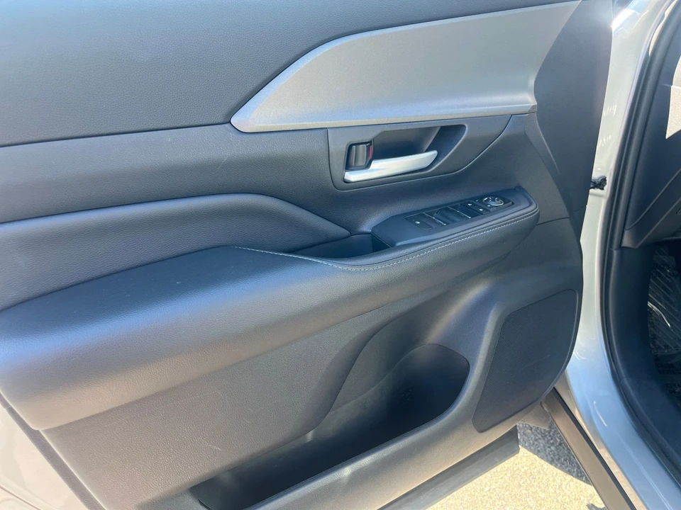 2024 Toyota Highlander - Image 20 of 31