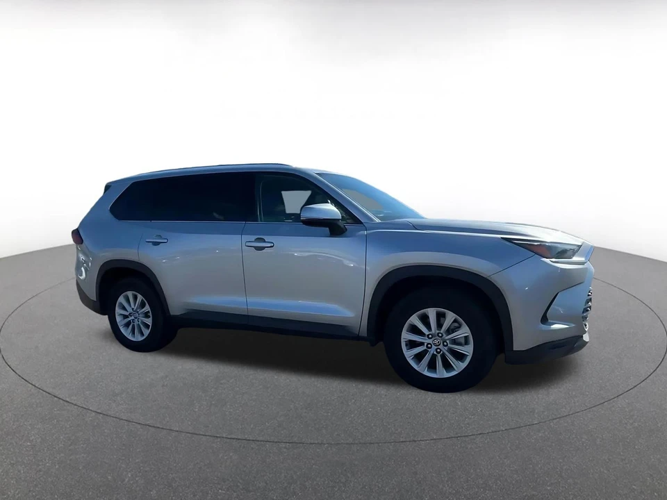 2024 Toyota Highlander - Image 2 of 31