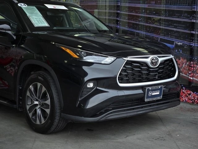2024 Toyota Highlander - Image 2 of 12