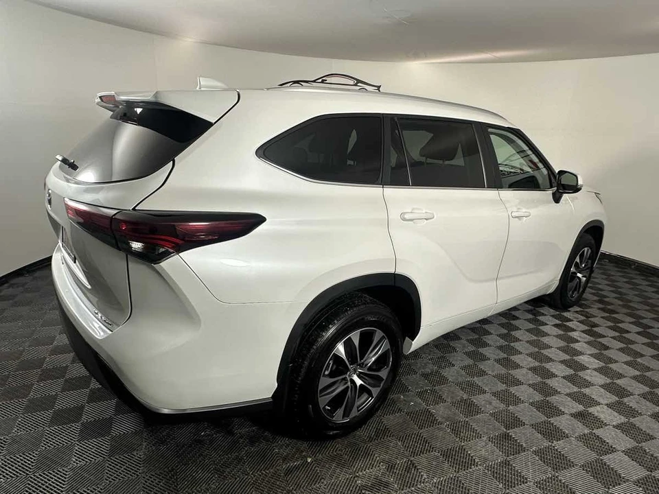 2024 Toyota Highlander - Image 8 of 21