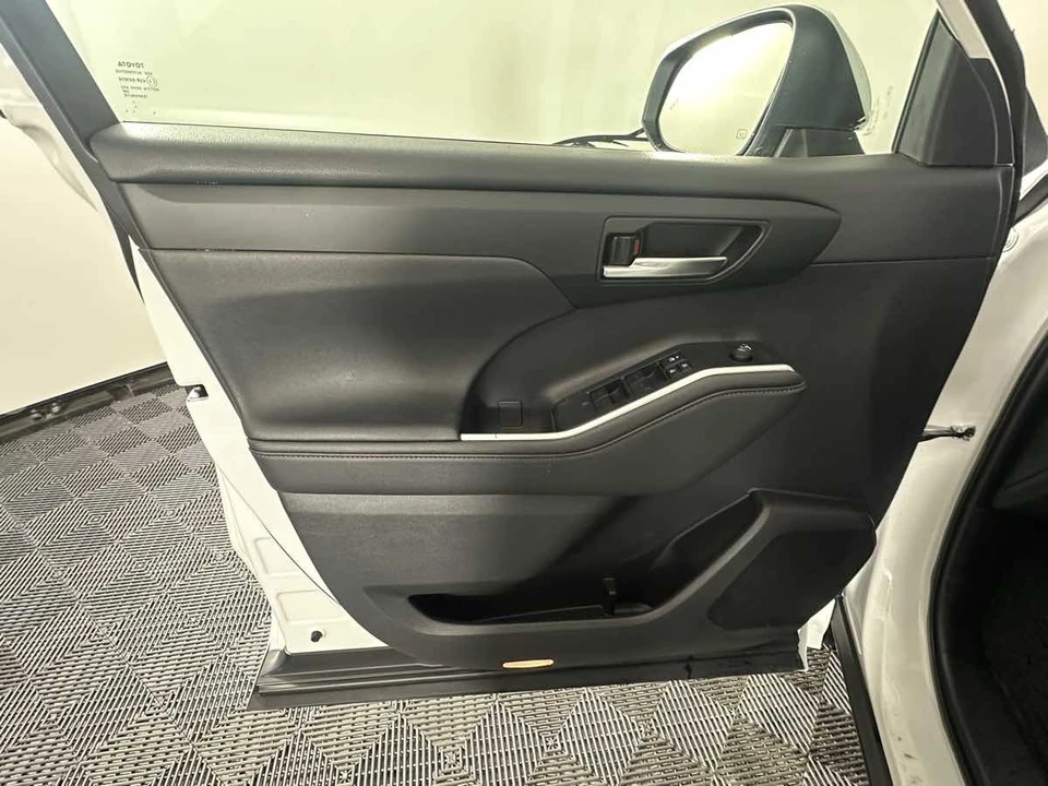 2024 Toyota Highlander - Image 16 of 21