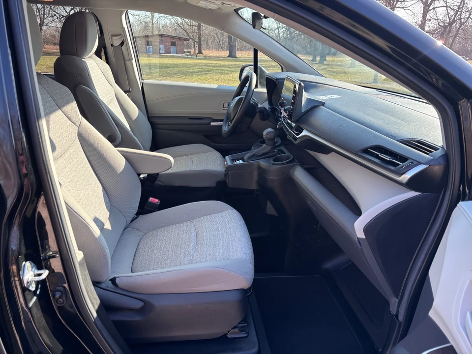 2024 Toyota Sienna 4th Gen - Image 12 of 21