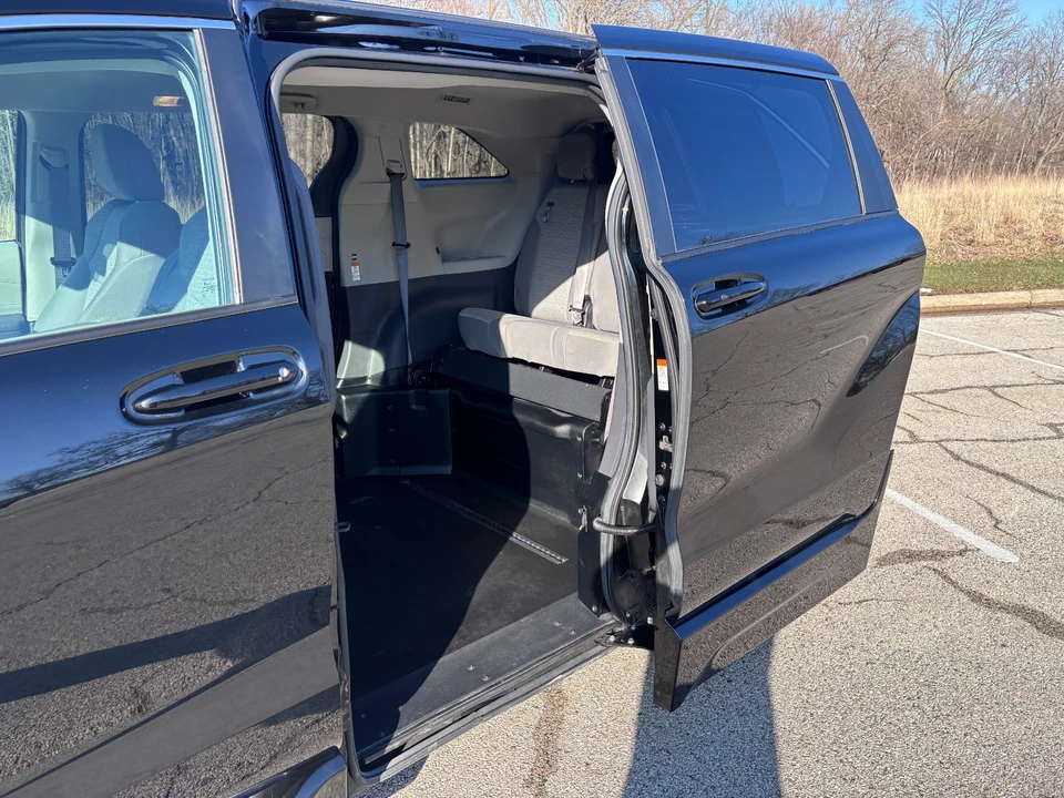 2024 Toyota Sienna 4th Gen - Image 14 of 21