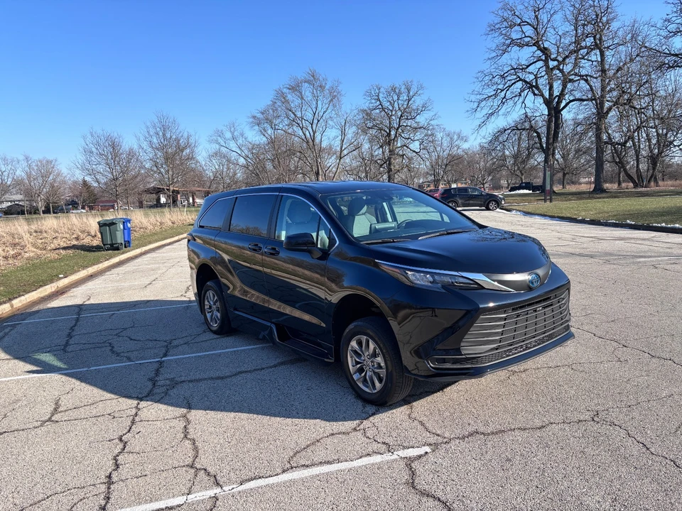 2024 Toyota Sienna 4th Gen - Image 9 of 21