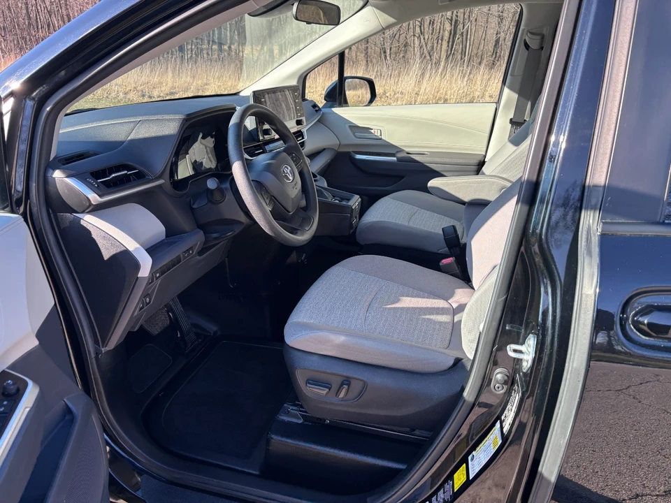 2024 Toyota Sienna 4th Gen - Image 13 of 21