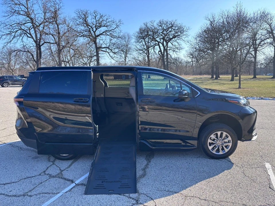 2024 Toyota Sienna 4th Gen - Image 2 of 21