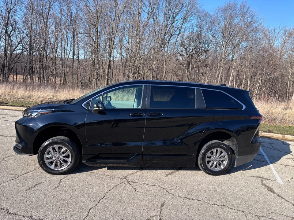 2024 Toyota Sienna 4th Gen - Image 5 of 21